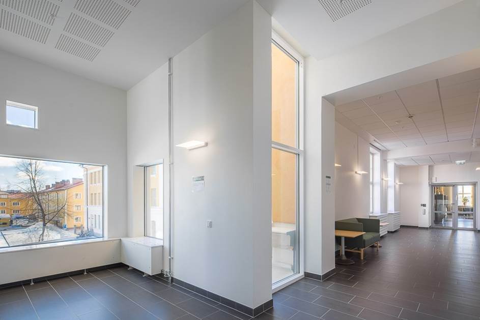 Transparent wall